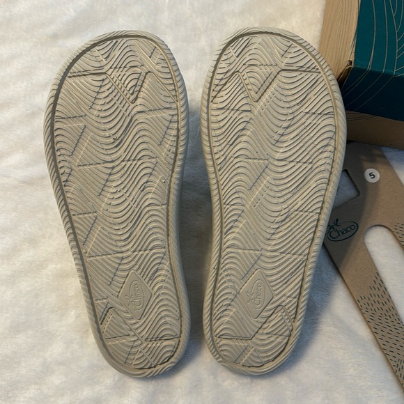 Chaco Chillos big kids size 5 - Picture 2 of 4